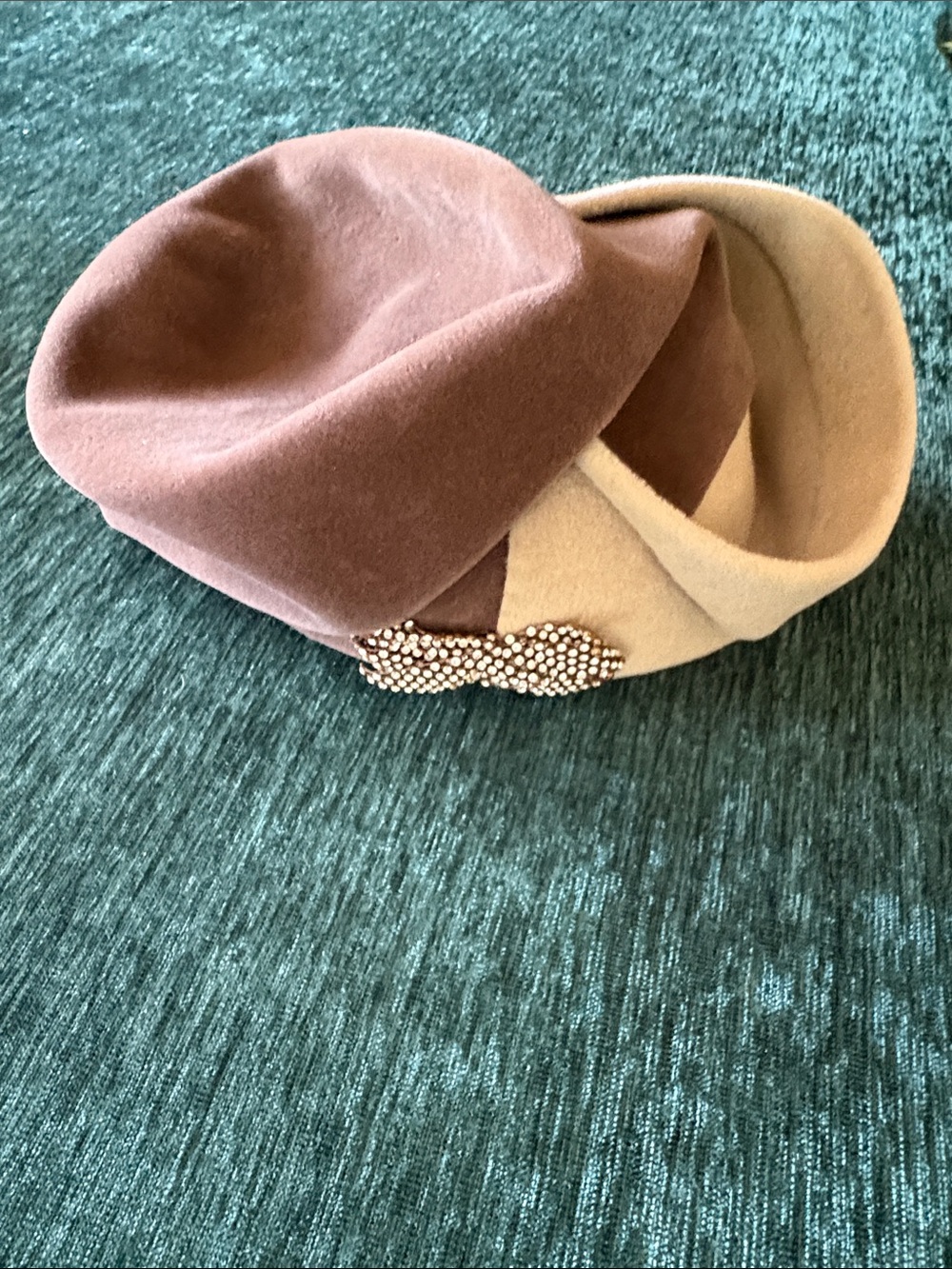 Womens Two-Tone Brown & Cream Hat With Decorative Brooch